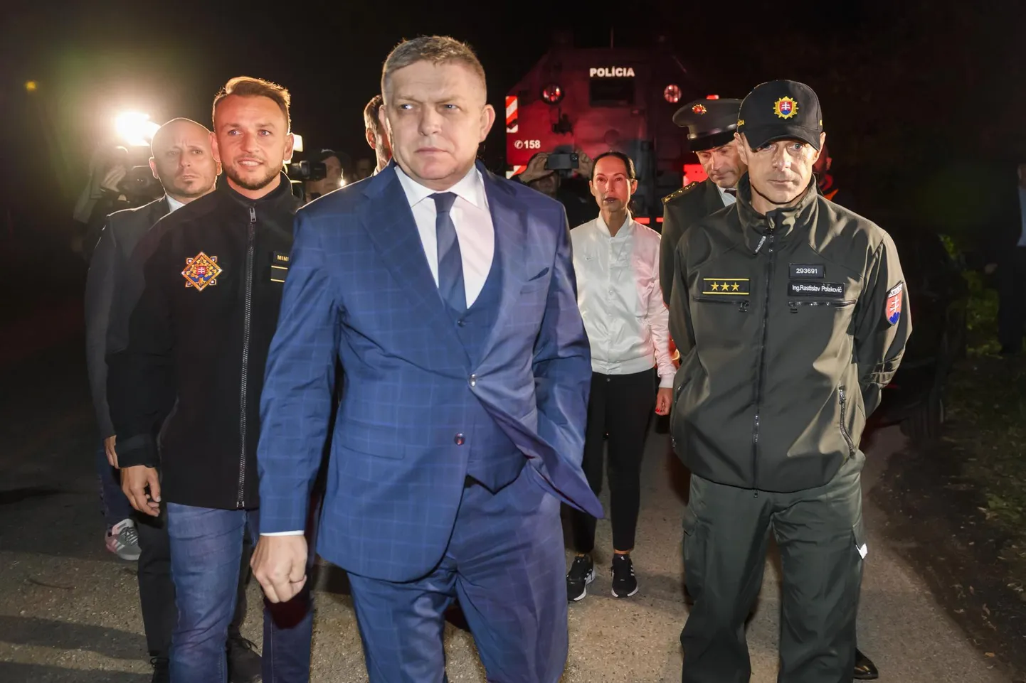 Slovakkia peaminister Robert Fico (esiplaanil) ja siseminister Matúš Šutaj-Eštok (vasakul) Čunovo-Rajka piiripunktis suure politseioperatsiooni eel.