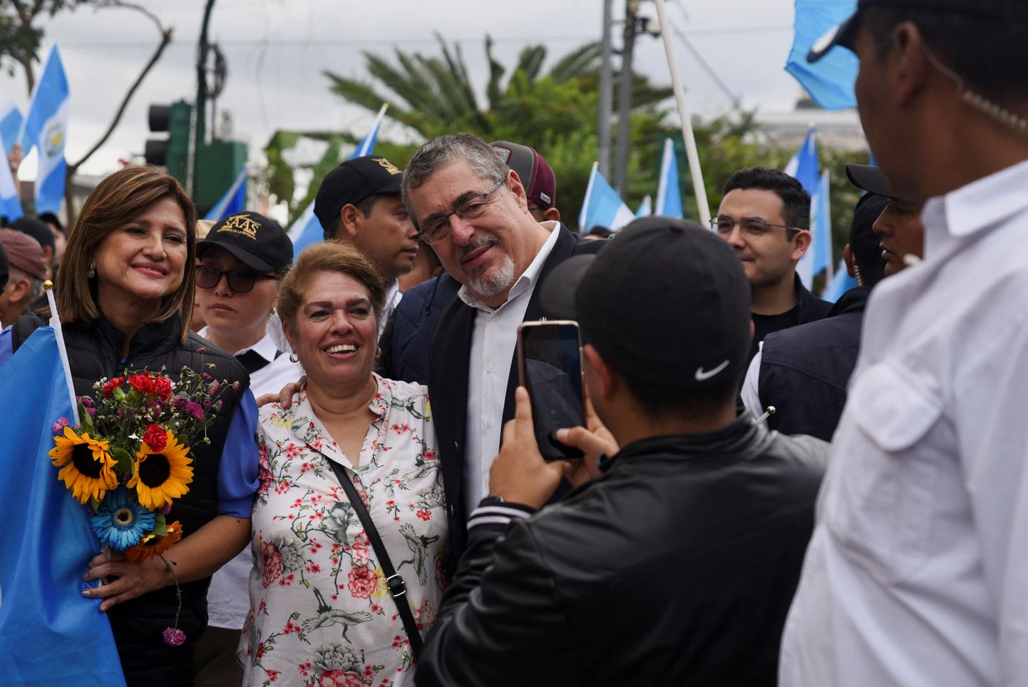 Guatemala presidendiks valitud Bernardo Arévalo koos toetajatega neljapäeval pealinnas Guatemalas peetud meeleavaldusel demokraatia toetuseks, millel nõuti võimu rahumeelset demokraatlikku üleminekut.