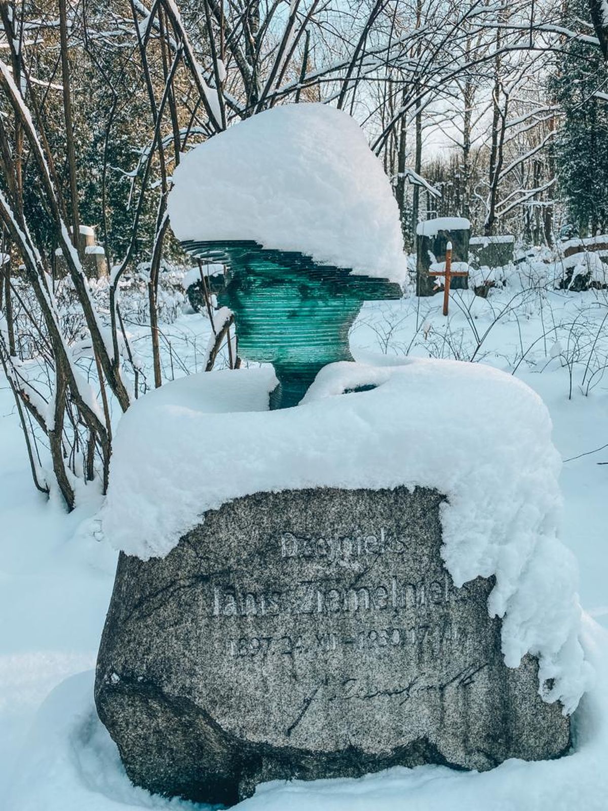 Могила поэта Яниса Зиемелниекса на Рижском лесном кладбище