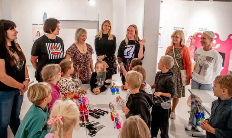 Gerli Mägi ja Iti Niinemets (taga keskel) Raja lasteaia Vahvate Rännukoerte rühma lastega rändnäitusel Pärnu muuseumis.