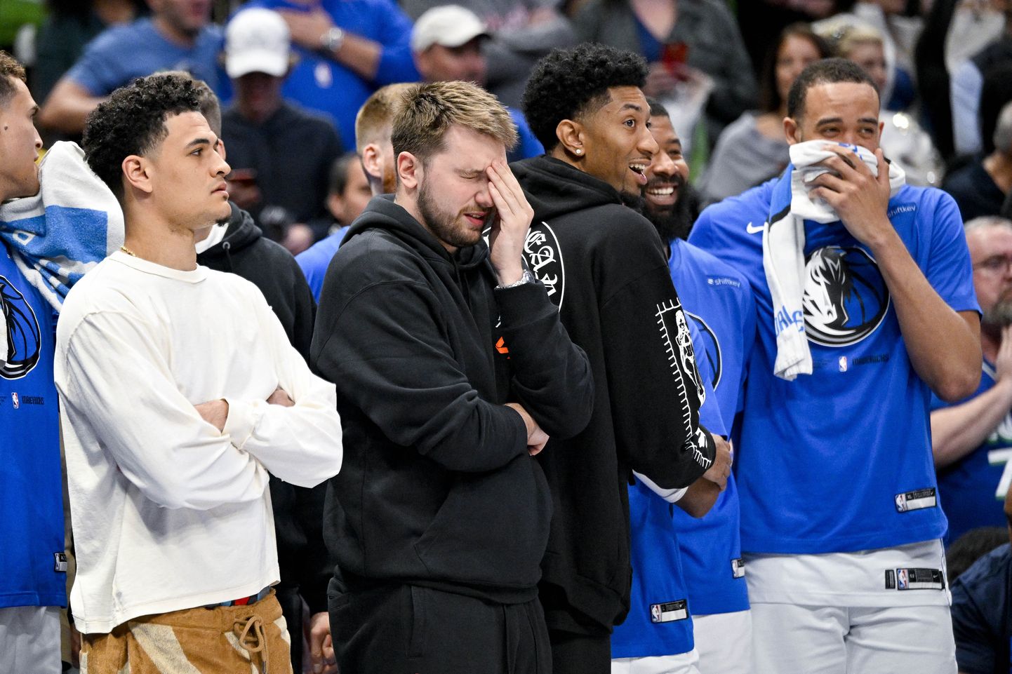 Dallas Mavericksi mängijad jälgivad kohtumist Chicago Bullsiga. Luka Doncici (keskel) olek ütleb kõik.
