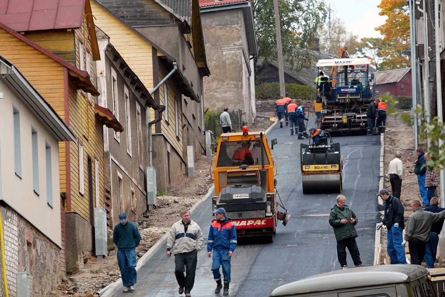 Eile Kõrgemäe tänavale maha pandud asfalt saab libeduse ärahoidmiseks lähemal ajal killustikkatte.