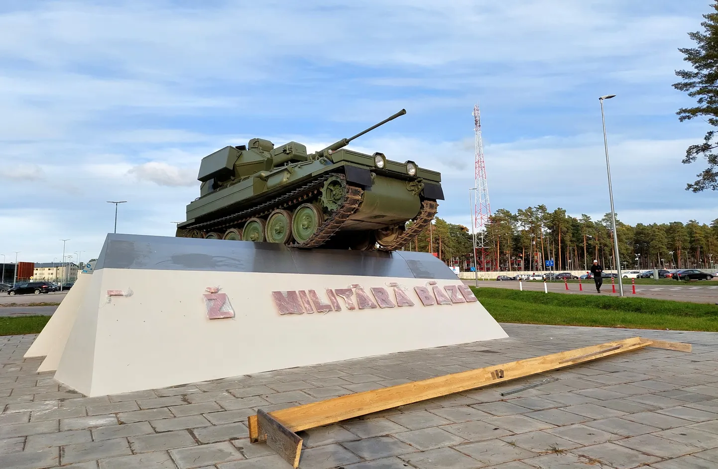 "Военизированная скульптурная композиция" на Адажской военной базе