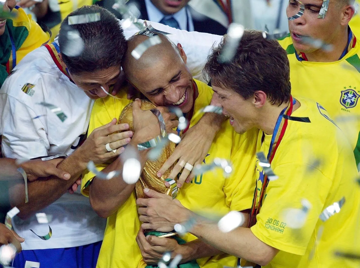 Roberto Carlos (keskel) tähistamas koos kaaslastega 2002. aastal MM-tiitli võitmist.