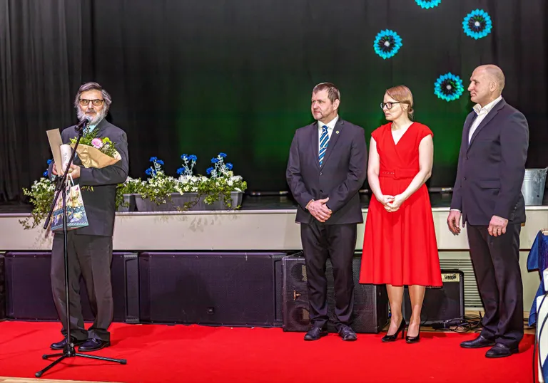 Sporditöötaja Eiki Lehemets tänukõnet pidamas.