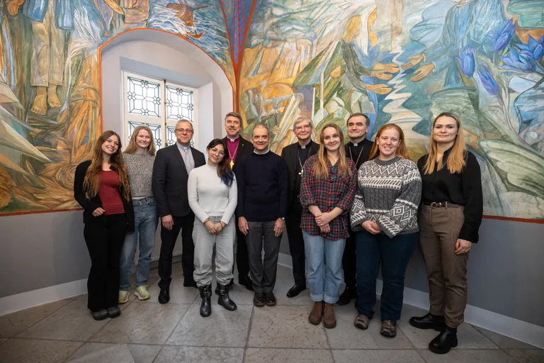 Taizé kogunemise korraldajad ja noored palverändurid EELKI Konsistooriumi kabelis.