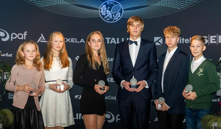 Pildil aasta noortennisistid, vasakult Kiira Paškov, Kätriin Reinvald, Anet Angelika Koskel, Oliver Ojakäär, Kaspar Lusti ja Luukas Raudkivi.