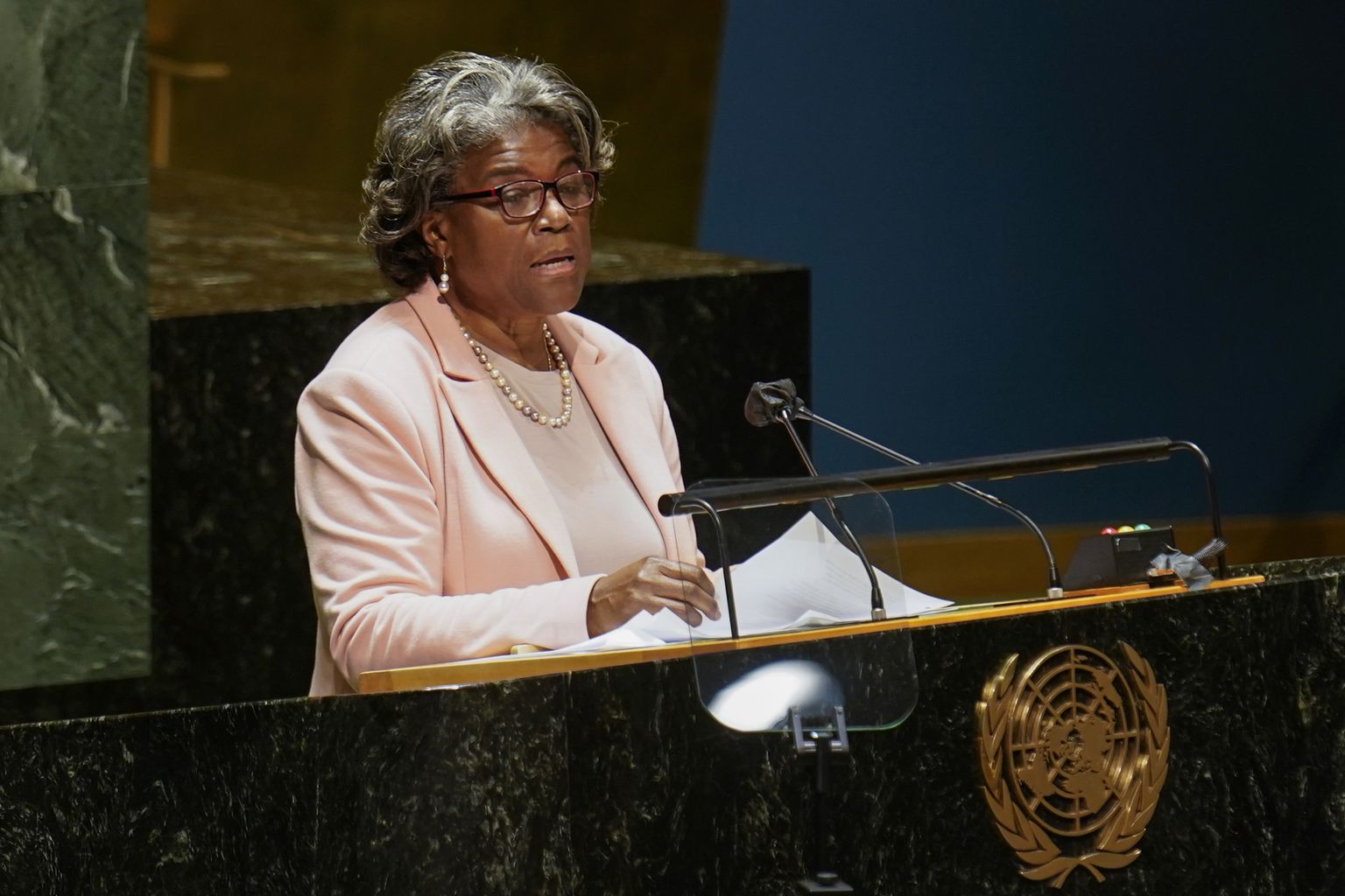Linda Thomas-Greenfield ÜRO Peaassambleel kõnelemas.