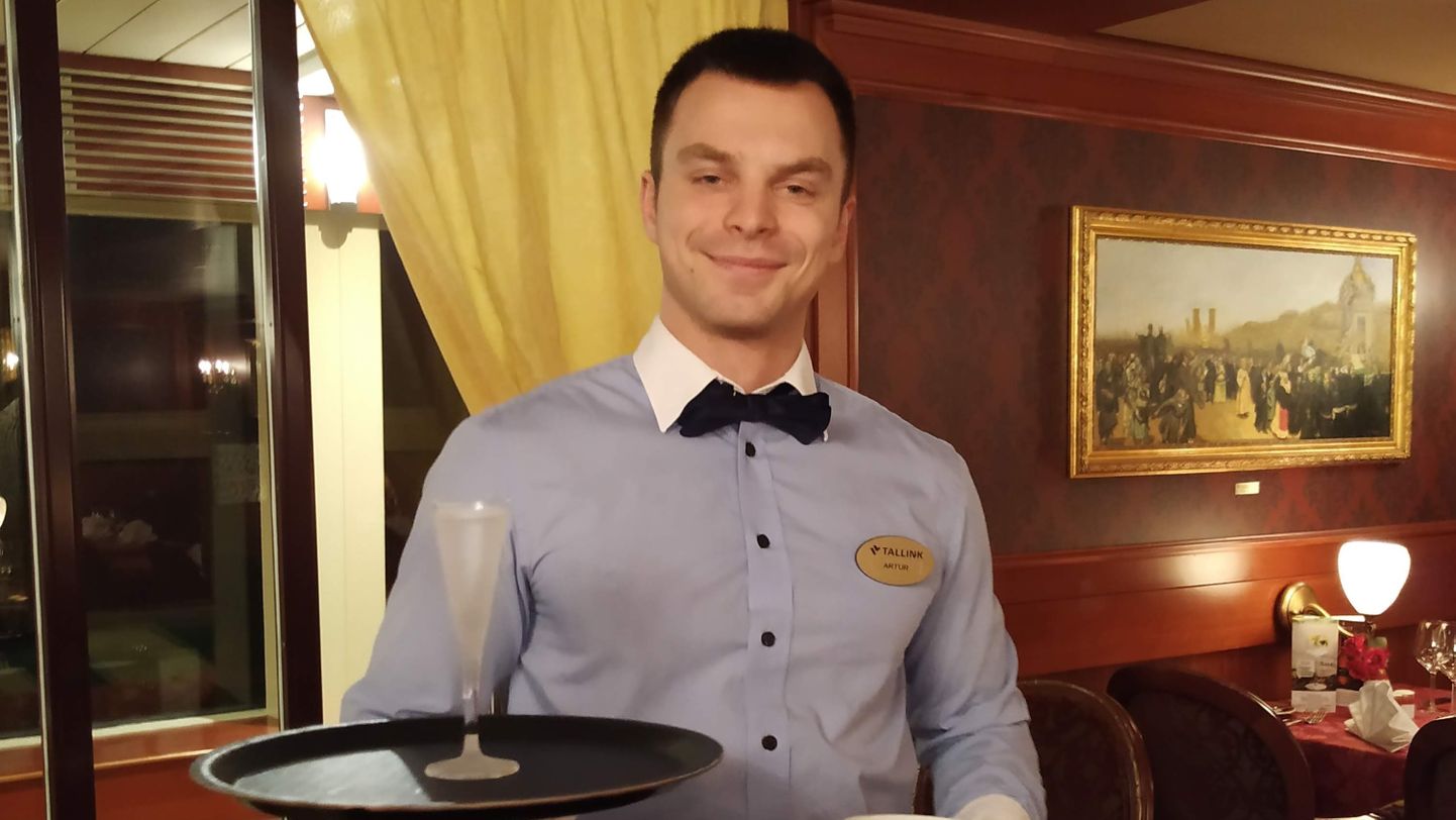 Артур - официант ресторана русской кухни "Александра".