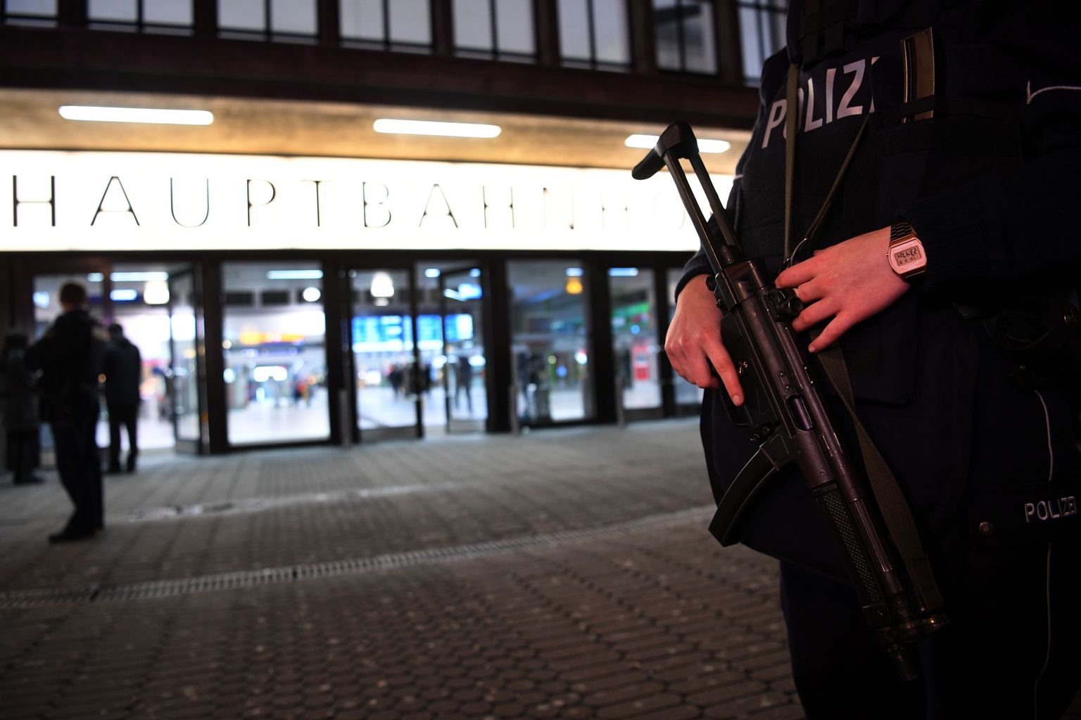Politseinik turvamas Düsseldorfi raudteejaama