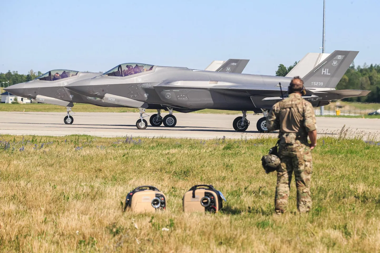 Eesti kaitseametnikel tuli kulisside taga aastaid vaeva näha, et NATO õhuturbemissioon püsivalt Eestisse meelitada. Unistus teostus 2014. aastal. USA F35 hävitajad Ämaris õppusel.