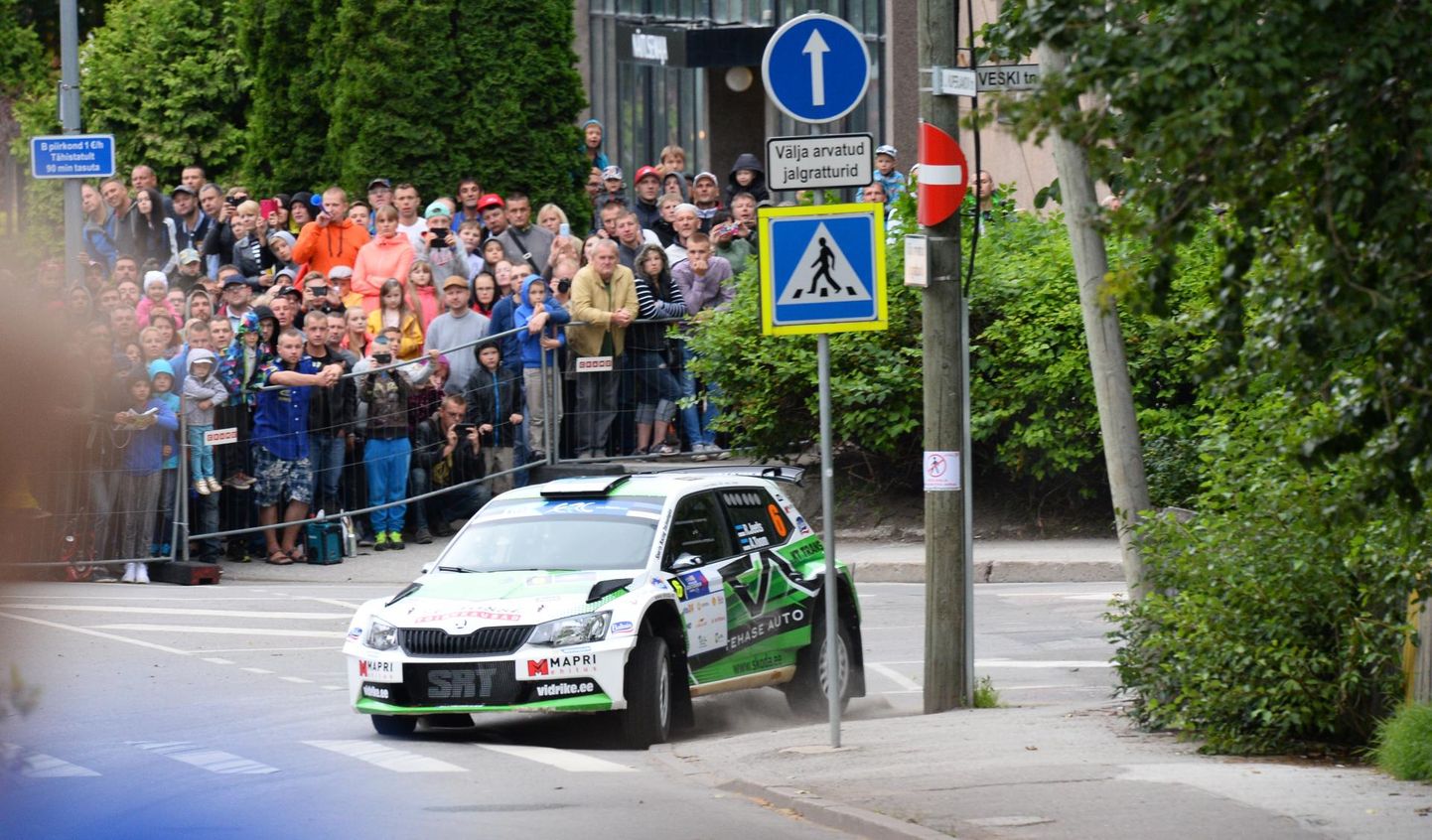 Kui tunamullu kulges Rally Estonia Tartu linnakatse Toomemäe ümbruse tänavatel, siis seekord saab kiireid masinaid kihutamas näha lauluväljaku kandis.