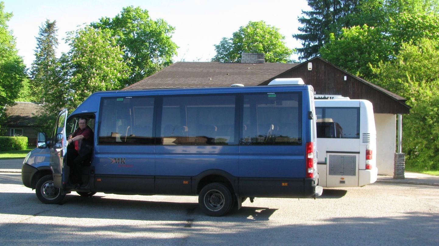 Oma eraldatuse tõttu tihti maismaasaareks nimetatud Jäärja külast saab bussiga Kilingi-Nõmme sõita kaks korda päevas.