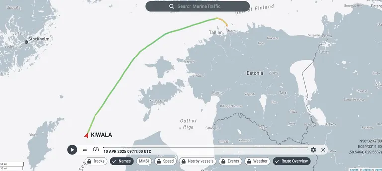 Онлайн карта движения водного транспорта marinetraffic.com показывает маршрут танкера, который был задержан Силами обороны совместно с PPA недалеко от Таллинна, 11 апреля 2025 года.