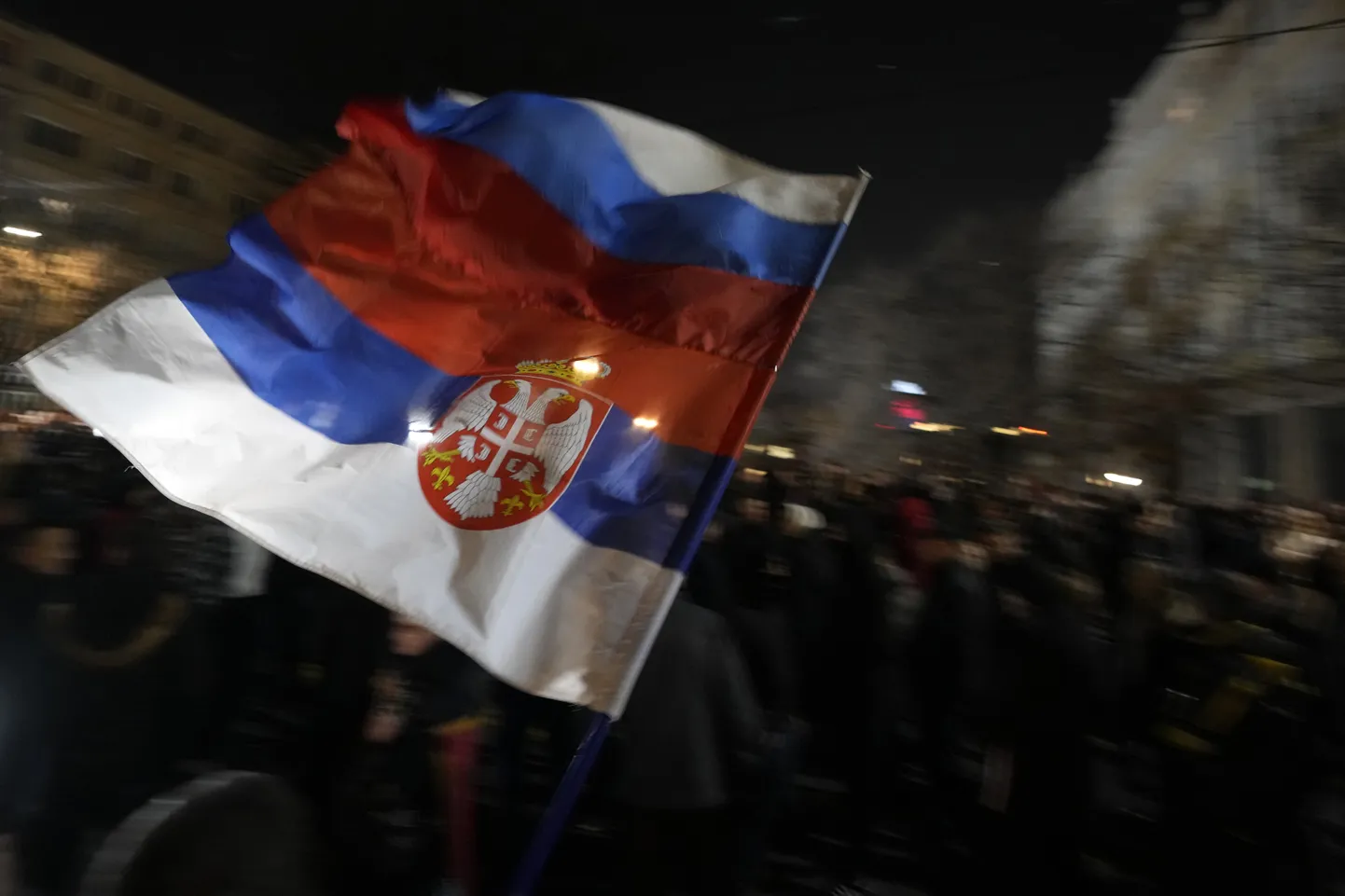 Serbia ja Vene lipuga meeleavaldaja Belgradis, Prantsusmaa ja Saksamaa pakutud Kosovo rahuplaani vastasel meeleavaldusel. Protestil vahistati mitu inimest, kes olid arvatavalt seotud Vene erasõjafirmaga Wagner. 15. veebruar 2023.