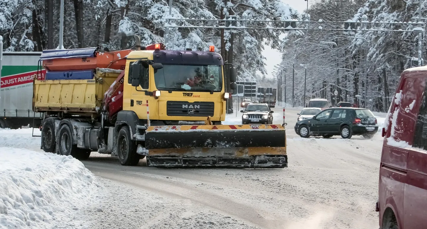 Pärnu teehooldajatel on käed-jalad tööd täis.