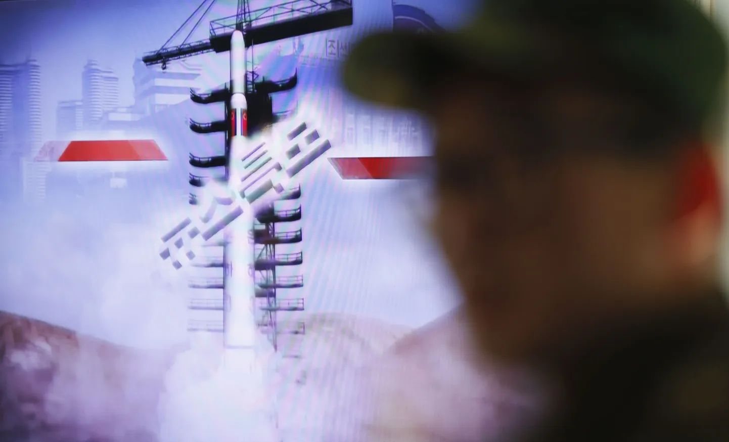 Lõuna-Korea sõdur vaatab teleriekraanilt Põhja-Korea raketikatsetust.