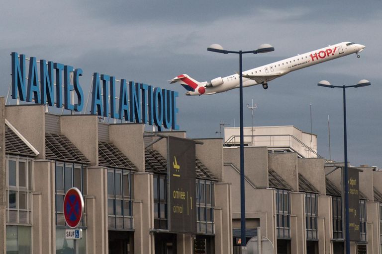 Prantsusmaal Nantes’i lennuväljalt tõusis esmaspäeval pärast piirangute leevendamist õhku esimene lennuk.
