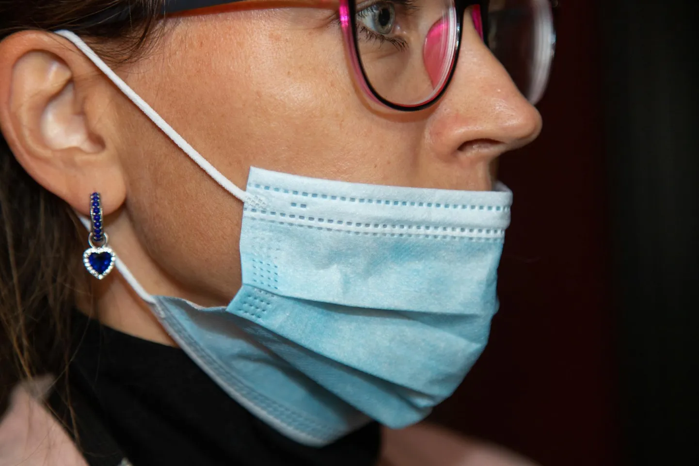 Kaitset koroonaviiruse eest annab tõhusa toimega ja õigesti näo ette seatud mask. Kui nina jääb katte tagant välja, kaotab mask mõtte.