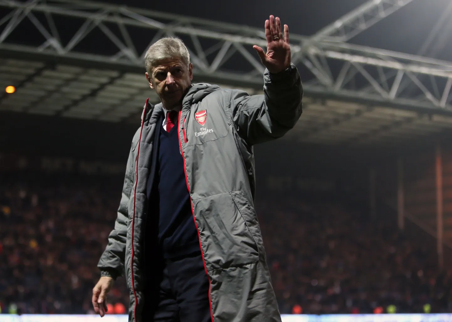 Arsenali peatreener Arsene Wenger lehvitamas fännidele. Praegu ei ole teada, kas ta saab Arsenali peatreenerina poolehoidjatele viibata ka tuleval hooajal.