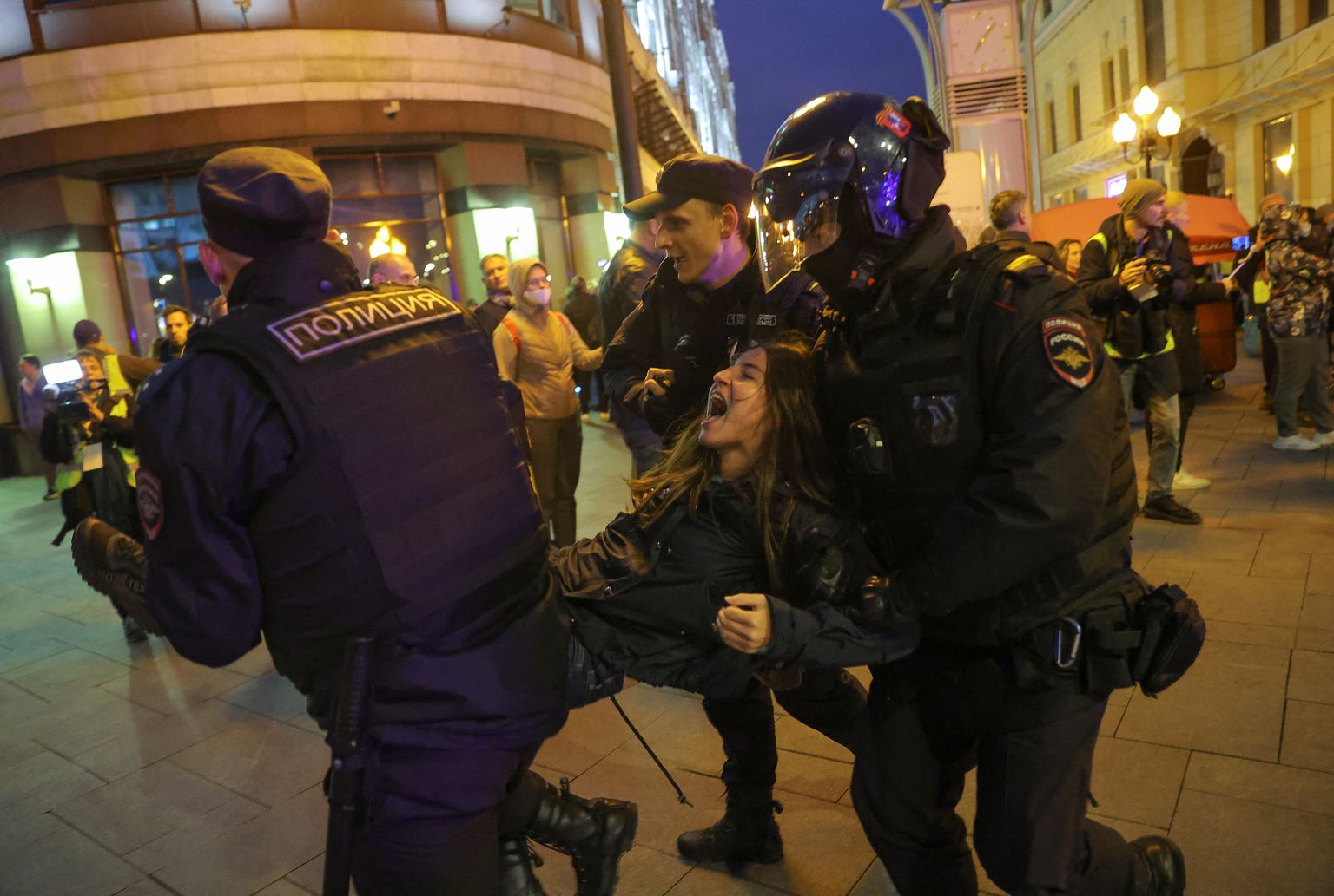 Vene politseinikud vahistavad protestijaid 21. septembril 2022.