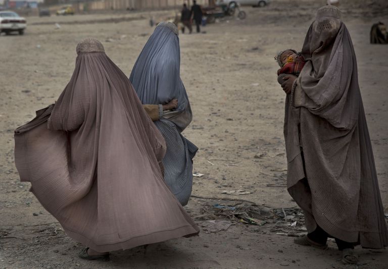 Afgaani naised Kandahari keskuses kerjamas. Foto: AP
