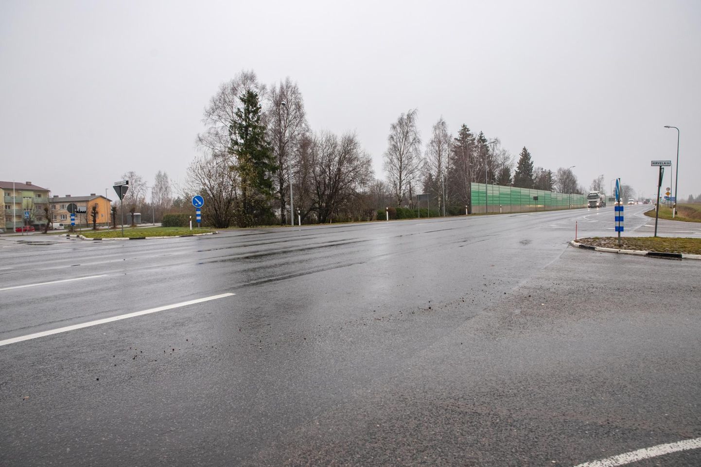 Rohelise müratõkke taga elav pere kinnitas, et liiklusmüra kostab tuppa nii Tallinna–Pärnu maanteelt kui alevisiseselt teelt, kuna mürasein peegeldab heli.