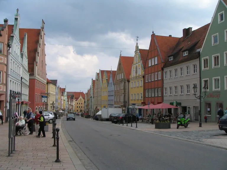 Romantikatee on 400 km pikkune rada Würzburgist Füssenisse. Pildil on üks tee äärde jäävatest linnadest Donauwörth.