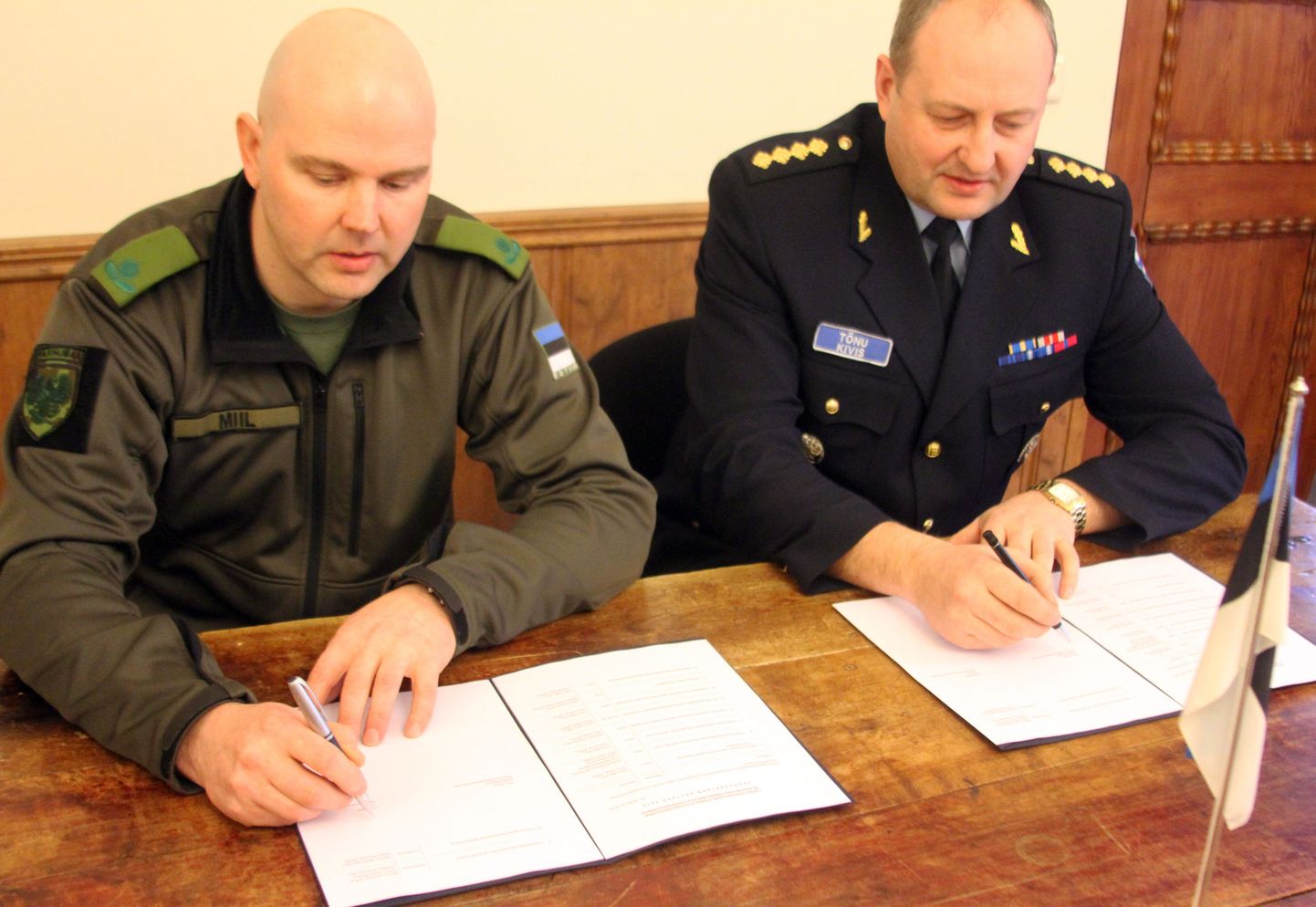 Pärnumaa maleva pealik major Tõnu Miil ja Lääne prefektuuri Pärnu politseijaoskonna juht Tõnu Kivis kirjutasid alla tegevusplaanile
2014. aastaks.