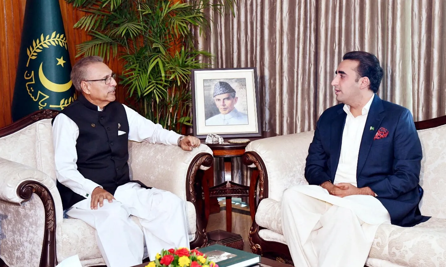 Pakistani president Arif Alvi kohtus kolmapäeval vastselt ametisse vannutatud välisministri Bilawal Bhutto Zardariga, kes on mõrvatud endise peaministri Benazir Bhutto poeg ja Pakistani Rahvapartei juht.