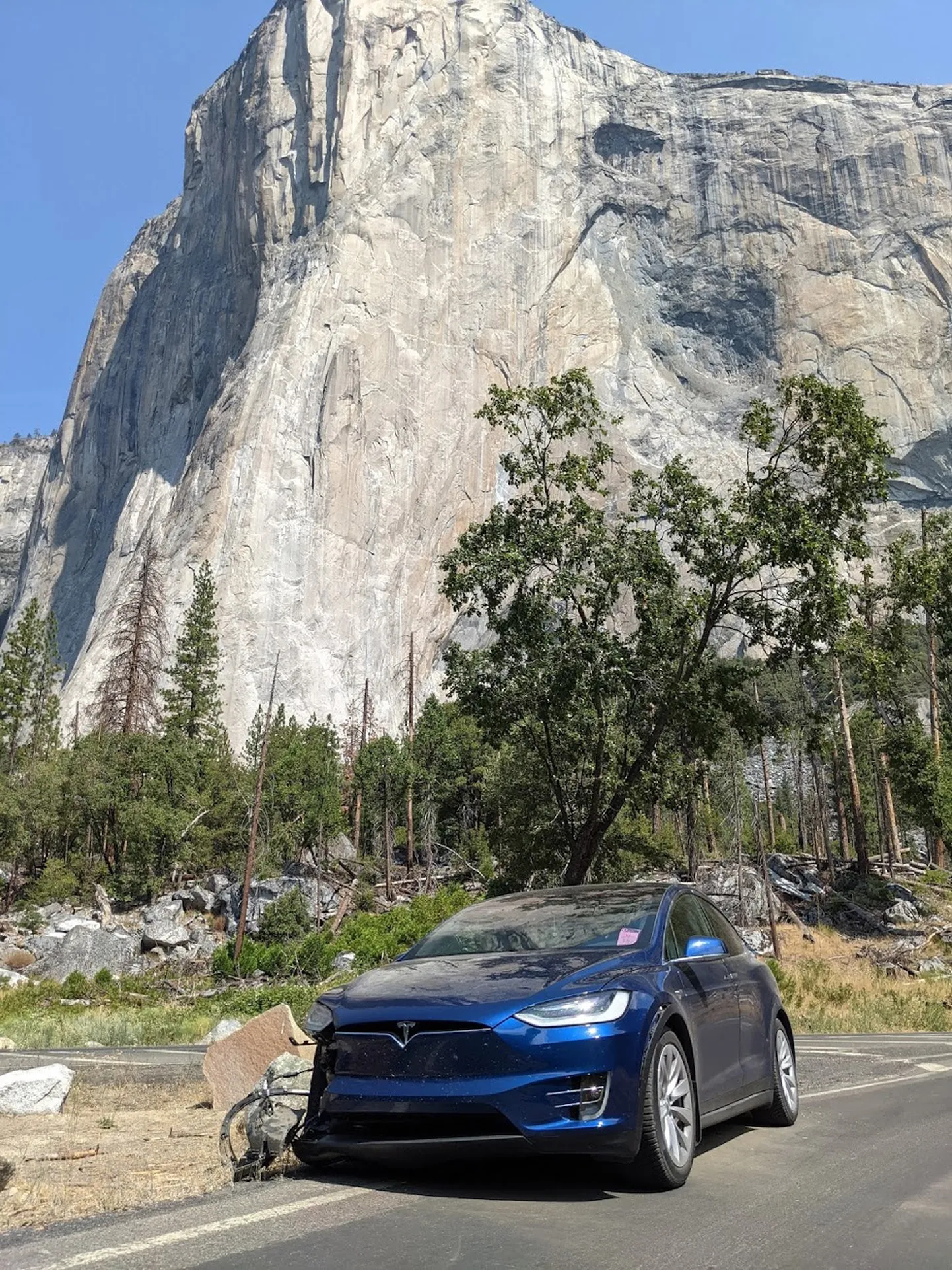Tesla Model X pēc avārijas