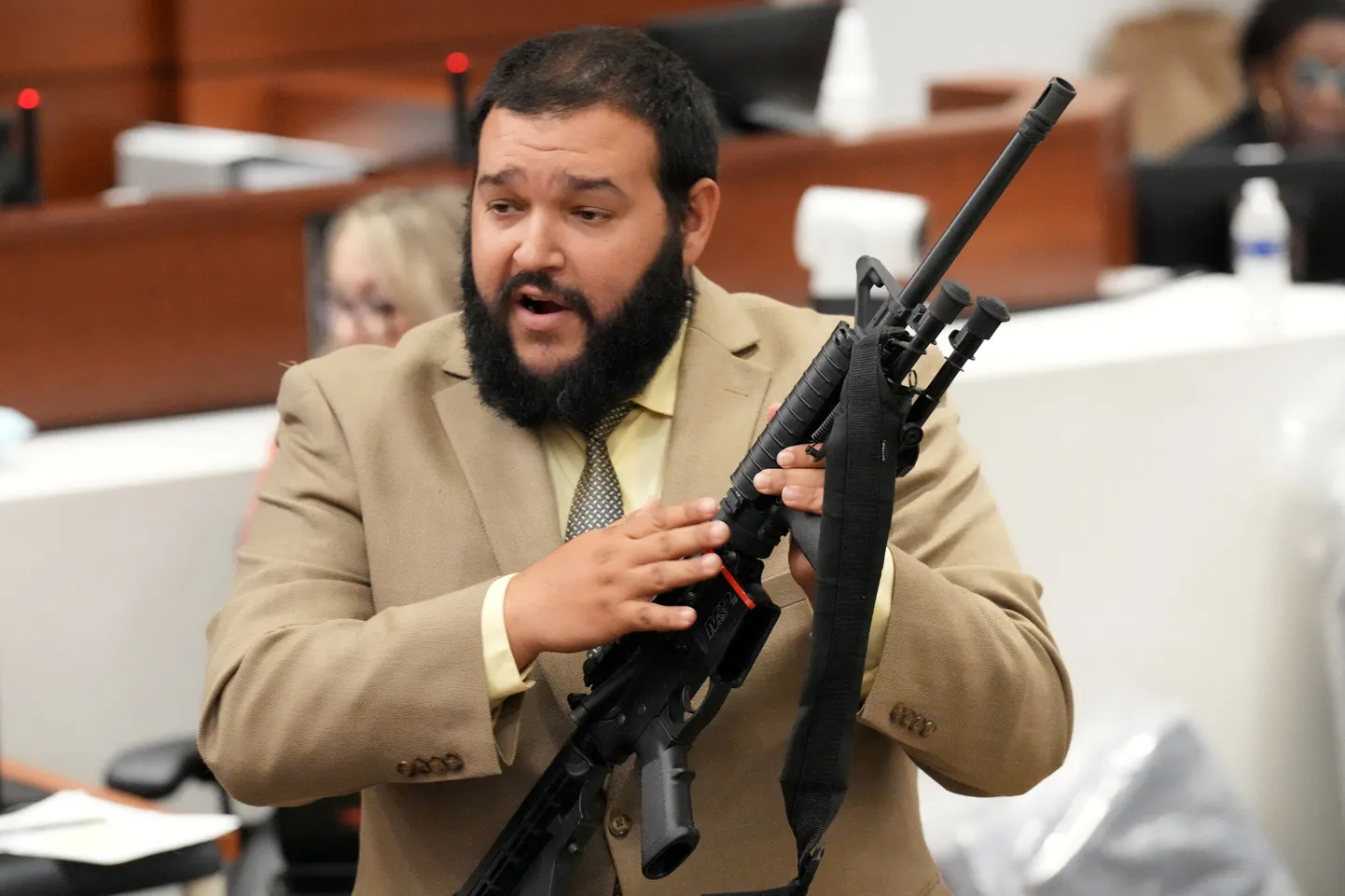 Browardi politseiametnik George Bello hoiab Smith & Wesson 5 AR-15 stiilis relva.