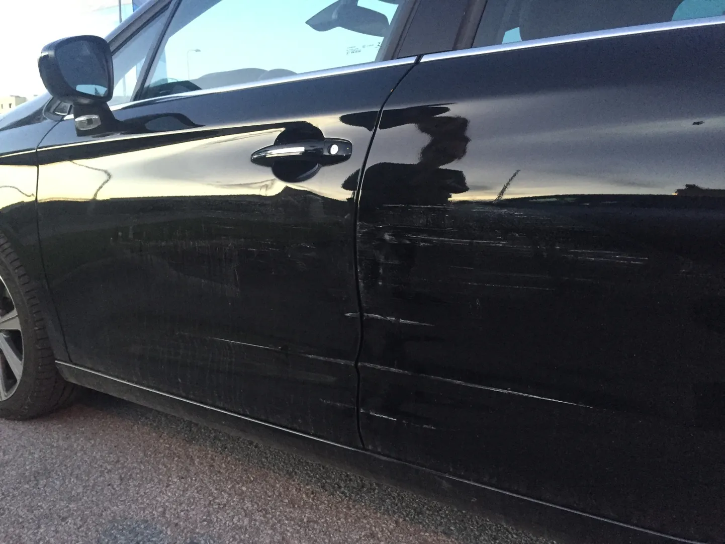 Citroen C4 külg sai õnnetuses oluliselt kahjustada.