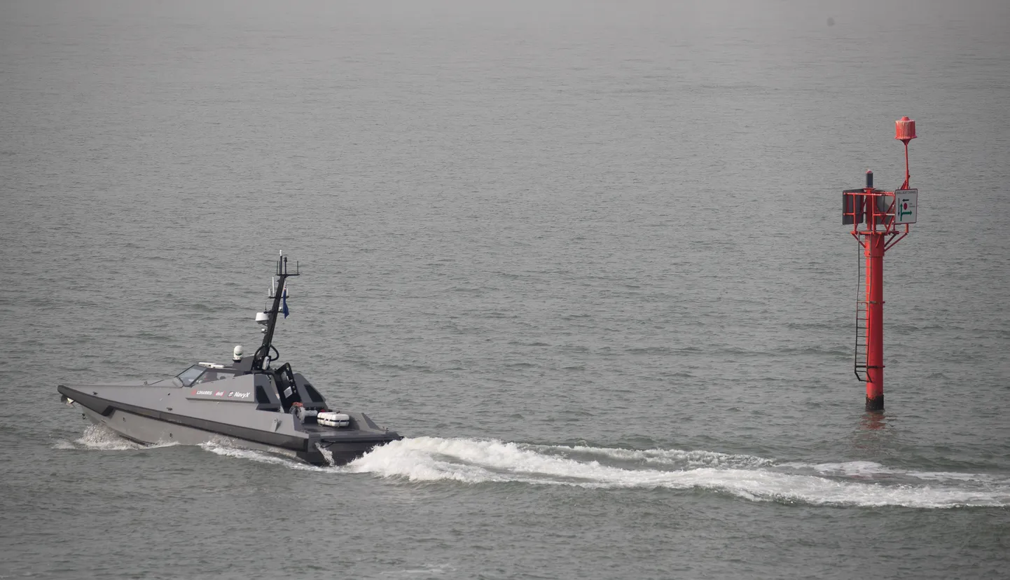 Ühendkuningriigi kuningliku mereväe mehitamata militaarotstarbeline alus Madfox väljus merekatsetusteks Portsmouthi sadamast 21. märtsil 2021. Pilt on illustratiivne ning seoseid Eesti mereväe võimalike autonoomsete alustega sel ei ole.