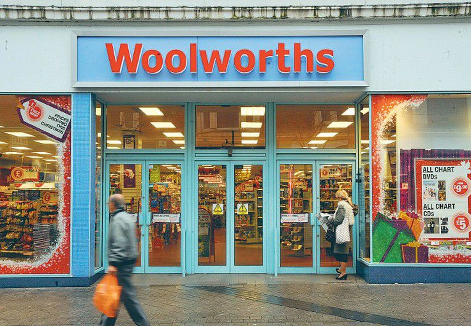 Suurbritannia jahtuv majandus on viinud riigi ühe vanima kaubamajaketi Wool-worths pankroti äärele. Firma võlad on kasvanud nii suureks, et analüütikud ennustavad selle tegevuse peatset lõppu.