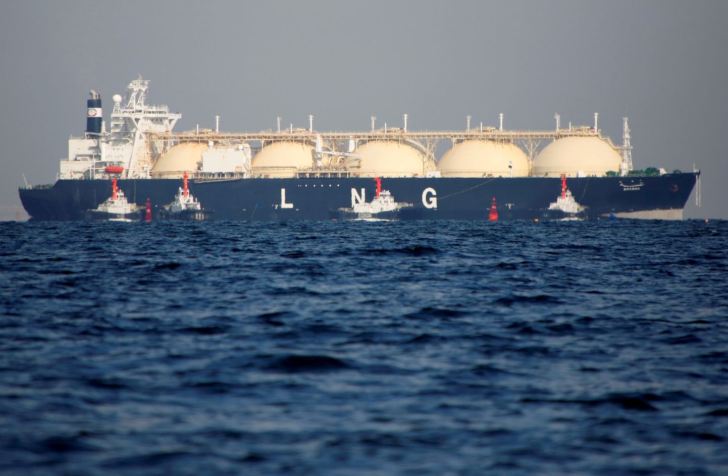 LNG tanker Futtsu sadama esisel Tokyo lähedal 2017. aasta detsembris. Siis olid Aasia maad LNG-d importivad riigid. Muutunud hindade tõttu Euroopas saadetakse 2022. aastal LNG-d Aasiast Euroopasse.