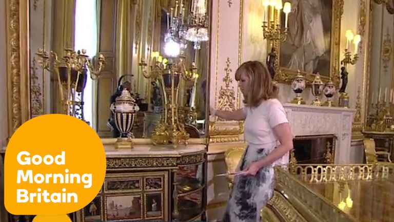 Kanali ITV saate «Good Morning Britain» reporter Buckinghami palee Valge toa salaukse juures