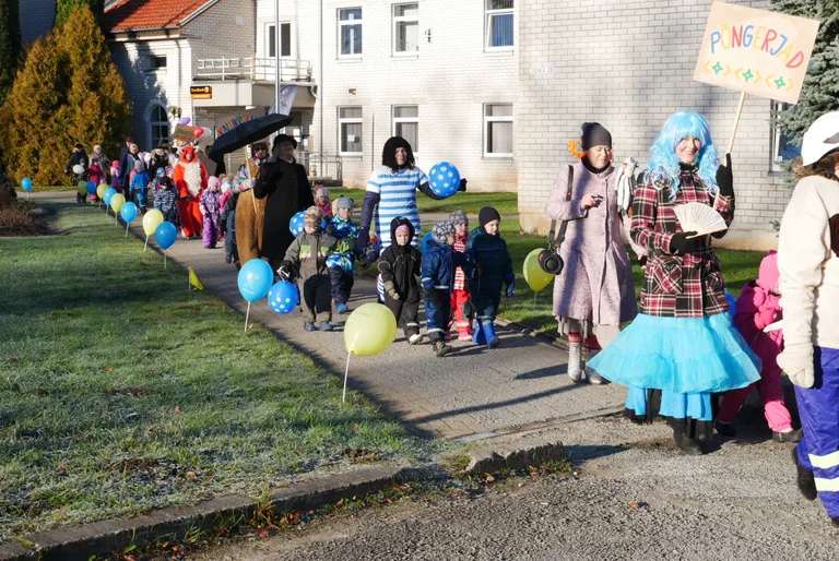 Õhupallide lehvides ning lõbusate laulude saatel marsiti rongkäigus vallamaja juurde, et kutsuda sealt kaasa vallaesindajad ja külalised.