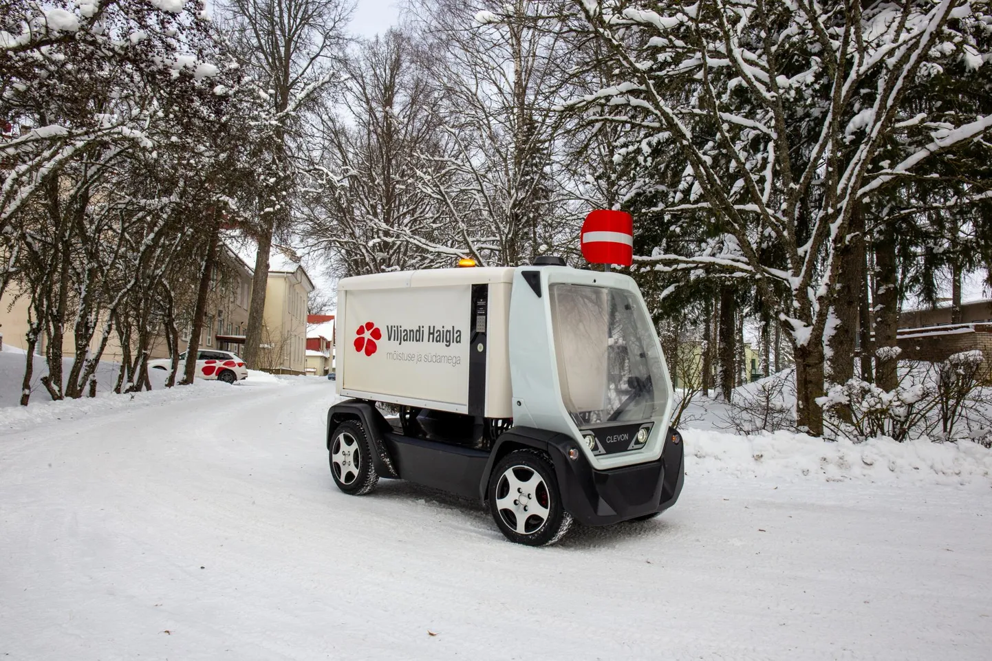 Viljandi külje all sõidab üks Clevoni isejuhtiv auto regulaarselt  Viljandi haigla Jämejala pargis asuvate hoonete ja neist umbes kilomeetri kaugusel asuva peamaja vahel.