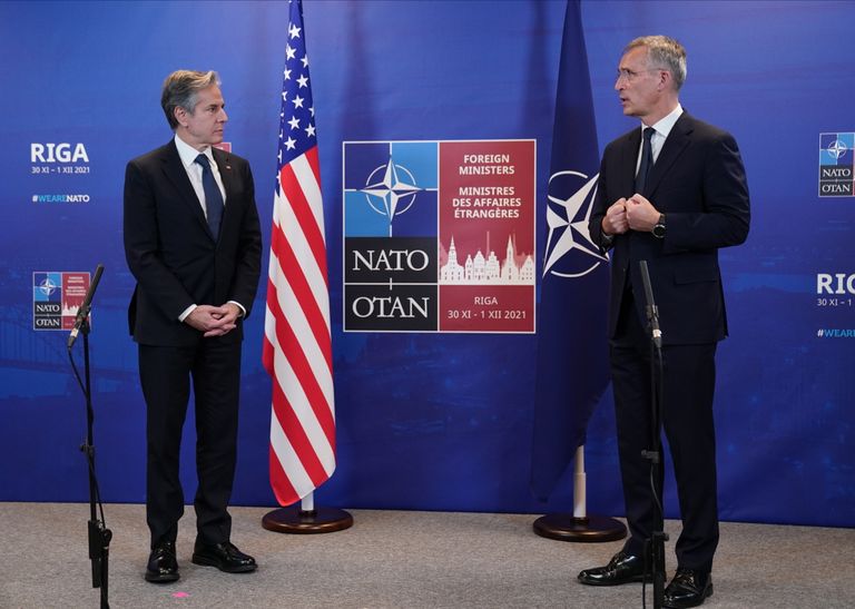 Госсекретарь США Энтони Блинкен и генсек НАТО Йенс Столтенберг на встрече министром обороны альянса в Риге, Латвия, 30 ноября 2021 года.