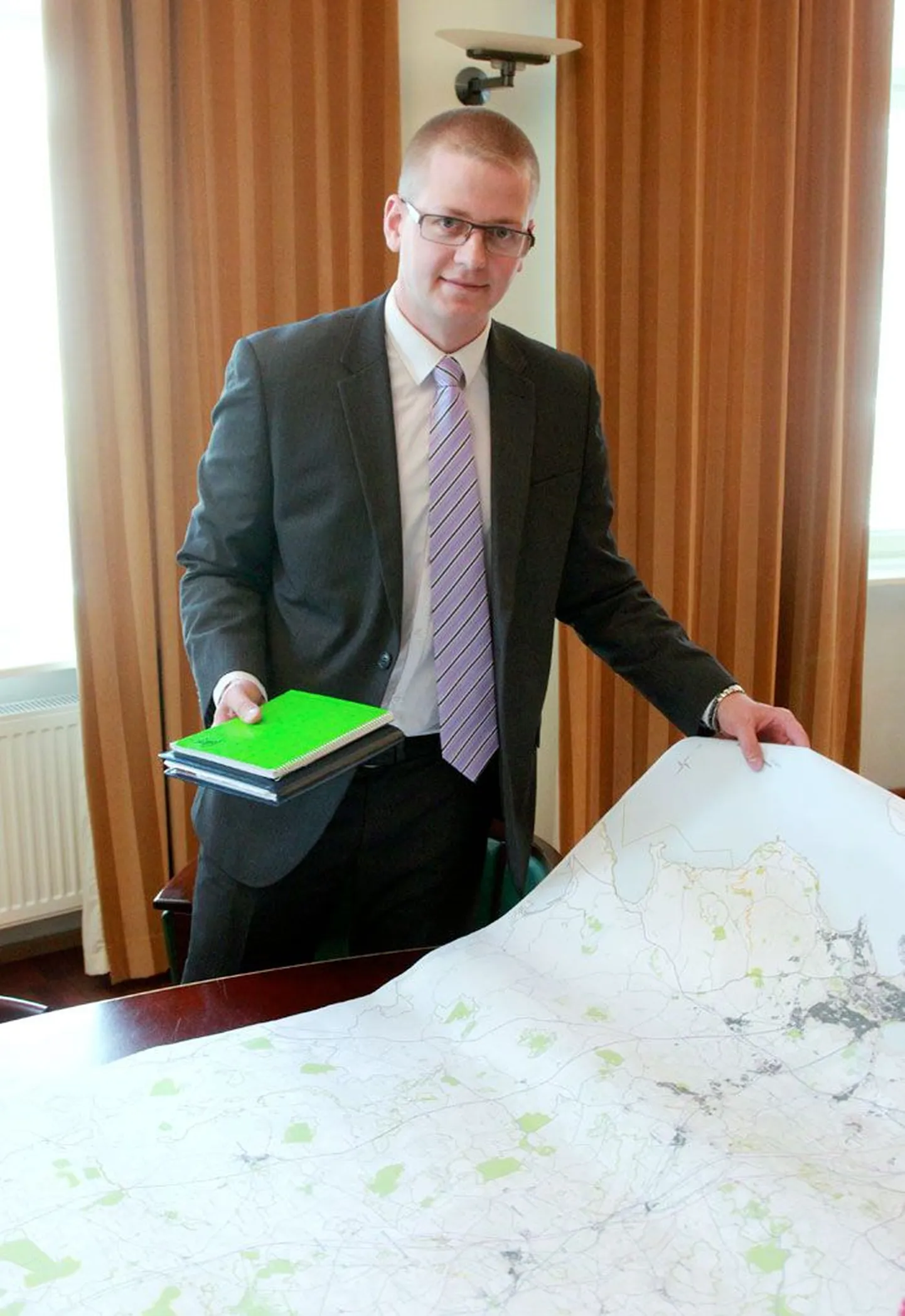 Мийко Перис развернул карту, на которой обозначены трассы, по которым через десять лет может пройти Rail Baltic на территории Эстонии.