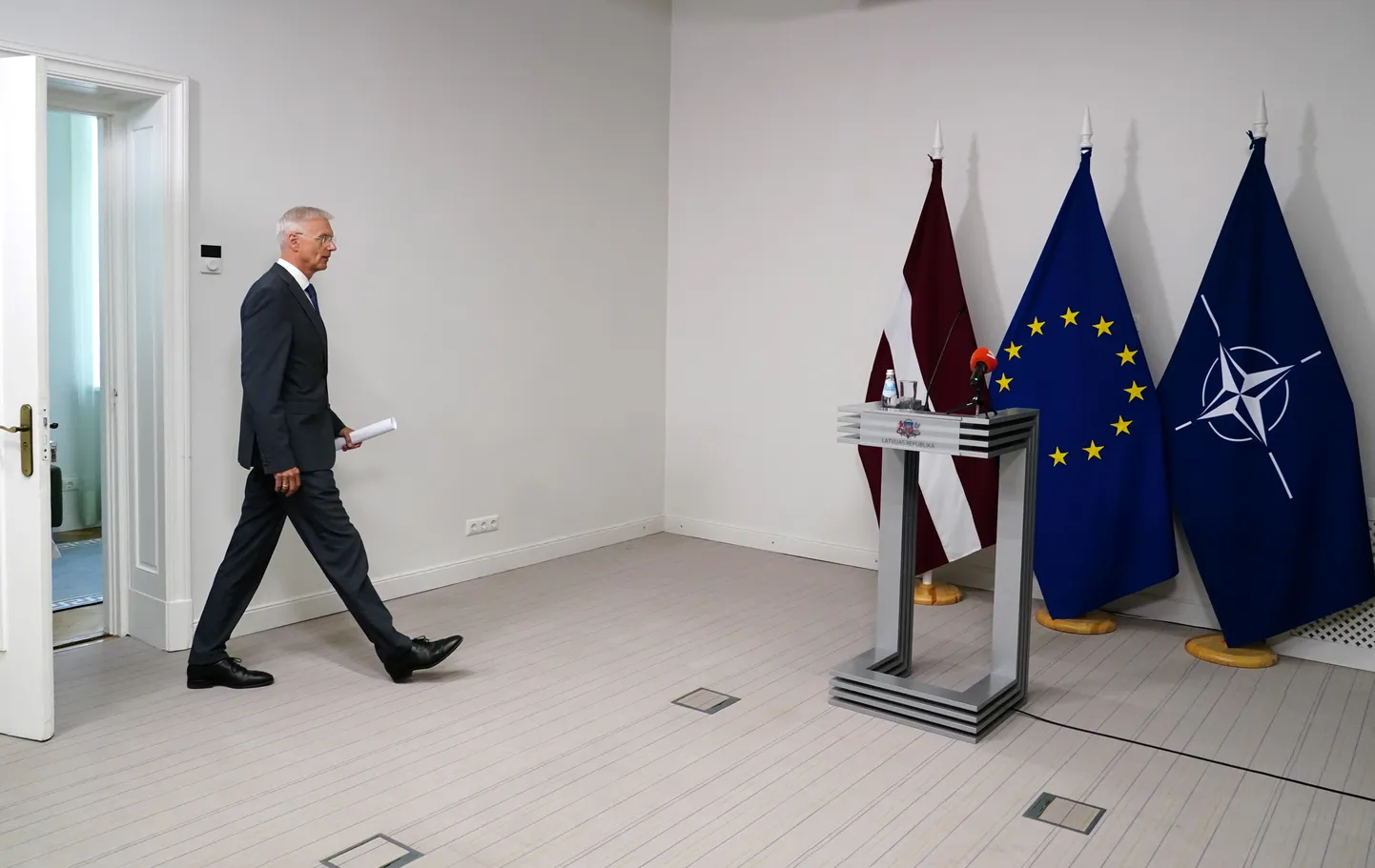 Премьер-министр Кришьянис Кариньш идет объявлять о своем уходе с поста главы правительства.