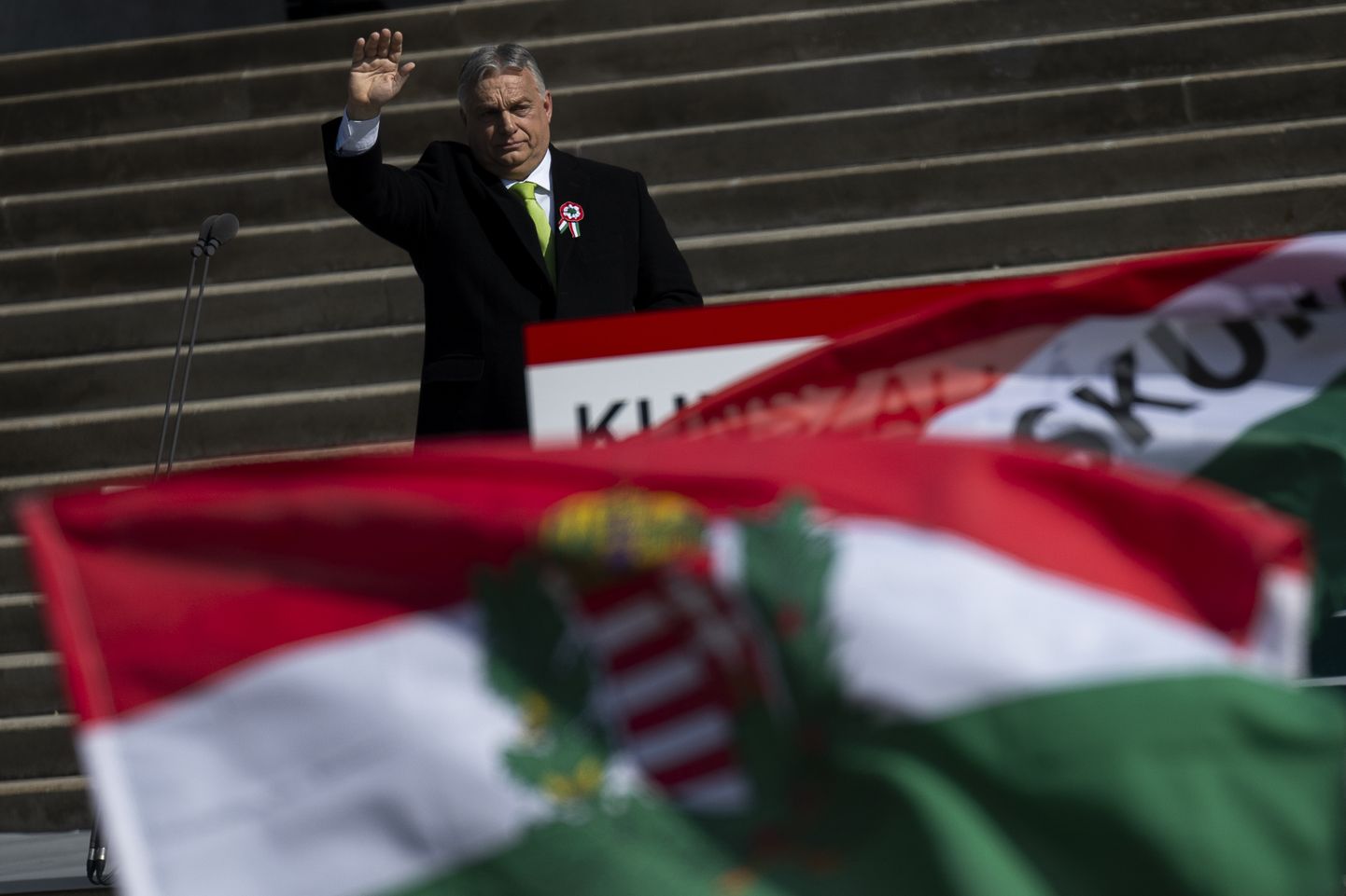 Ungari peaminister Viktor Orban pidas rahvuspüha puhul sütitava kõne Budapestis rahvusmuuseumi ees.