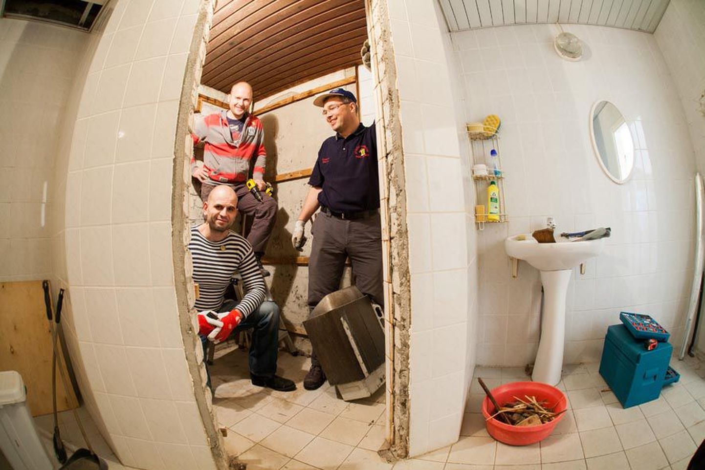 Paide Round Table’i klubi liikmed Janno Kiviorg (vasakult), Andrus Vau ja Urmas Glase lasteabikeskuse sauna remontimas.