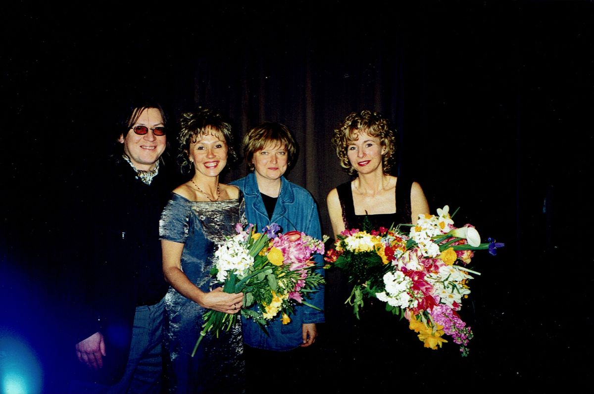 "Knīpas un Knauķi" 30 gadu jubilejas koncertā. 2001.gada 12.maijā. No kreisās: komponists Juris Kulakovs, Knīpas un Knauķi vadītāja Vita Siliņa, režisore Dace Micāne-Zālīte un Knīpas un Knauķi vadītāja Edīte Putniņa. Foto no vokālās studijas "Knīpas un Knauķi" arhīva.