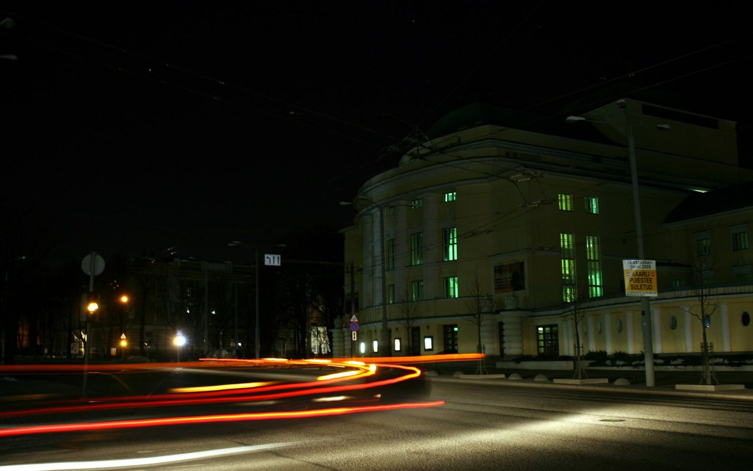 Pimendatud Tallinn 2009. aasta märtsis. Tänavavalgustuse puhul on Tallinn praegu valmis ka suuremaks pimendamiseks, nagu see oli masu ajal aastatel 2008–2009.