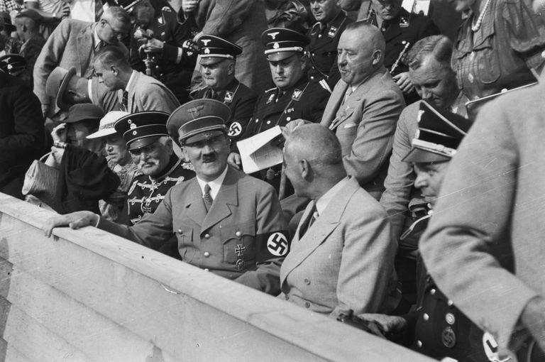 Adolf Hitler (ees keskel) 1936. aasta Berliini olümpiamängudel