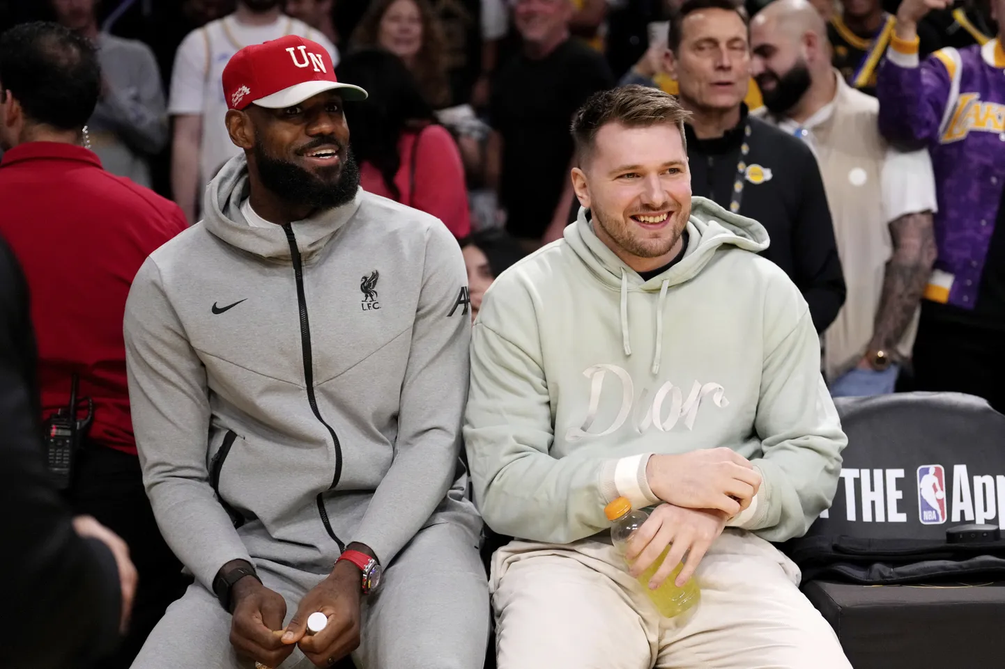 Lebrons Džeimss un Luka Dončičs.
