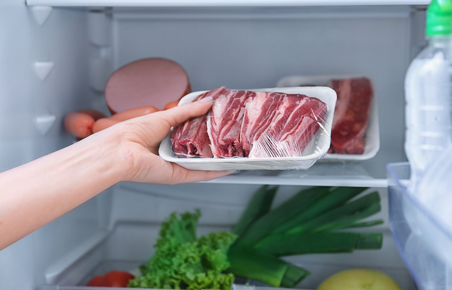 Мясо в холодильнике. Иллюстративное фото