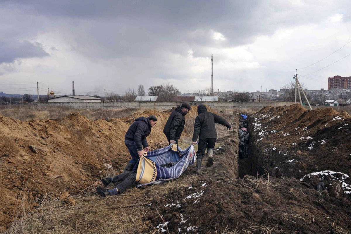 Venelaste rünnakutes hukkunud ukrainlaste matmine ühishauda Mariupolis, 9. märts 2022.